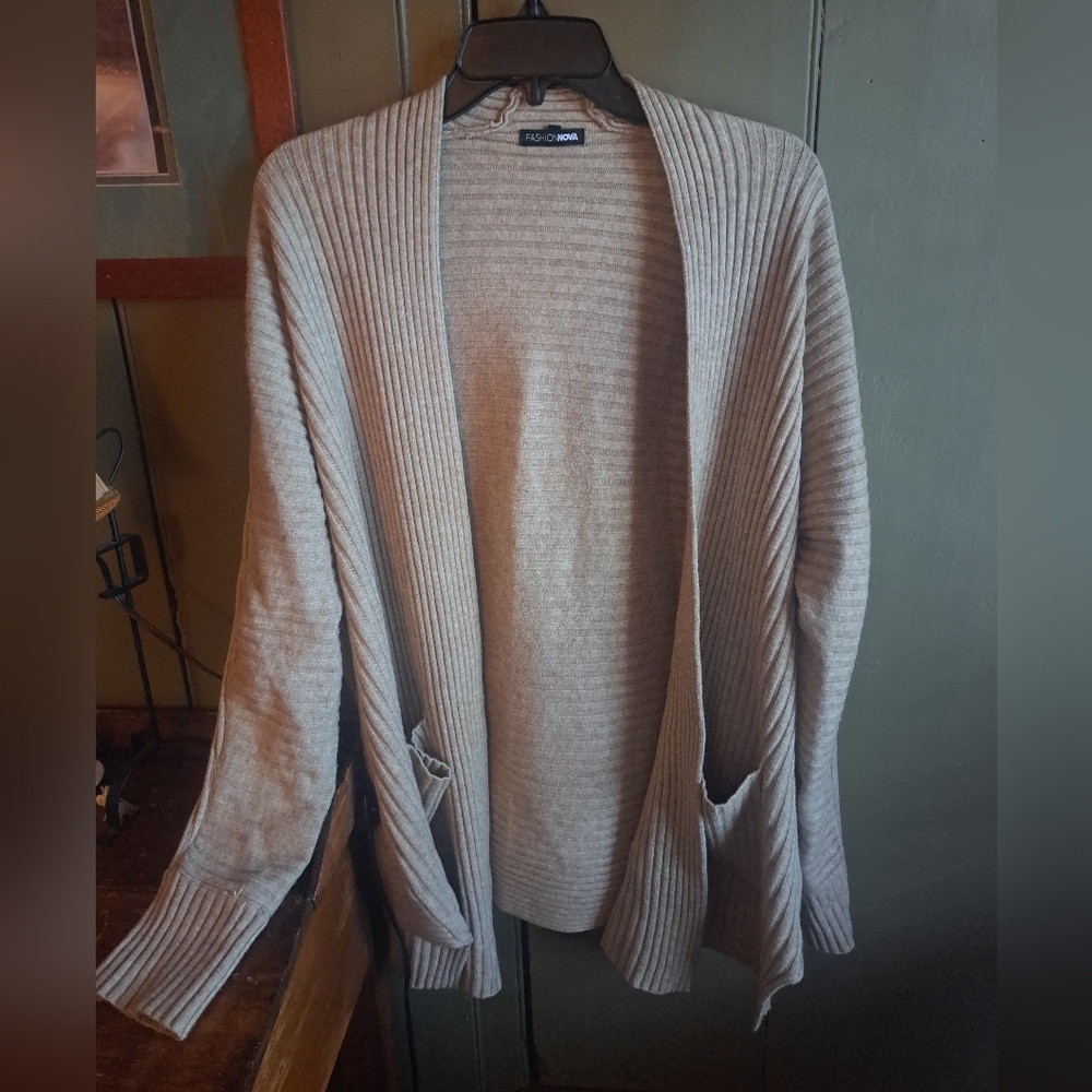 Fashion Nova Ribbed Oatmeal Cardigan. Size small.